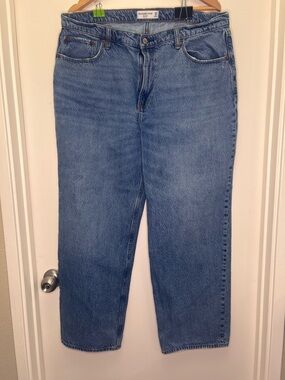 Abercrombie & Fitch High Rise Loose Jeans 33/16R | Vintage Wash Distressed Hem